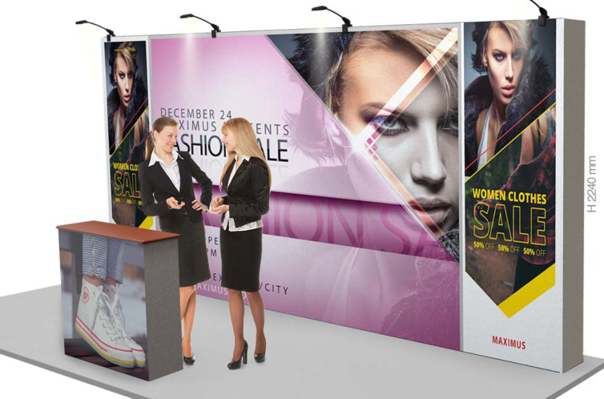 Messestand Faltdisplay Pop-Up MODULAR 106 Messestand mit 2 sich unterhaltenden eleganten jungen Frauen