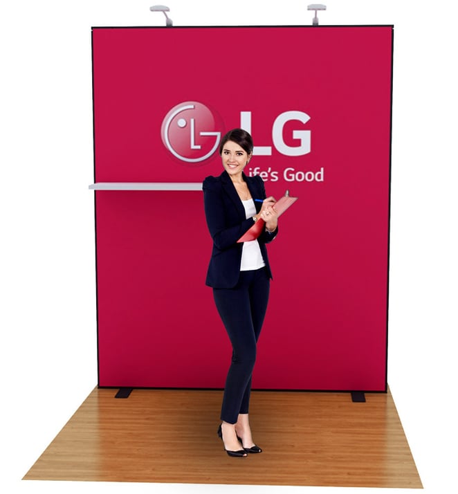 Messestand Multi-Frame W2 Form Frau steht vor einer Messewand mit LG Logo
