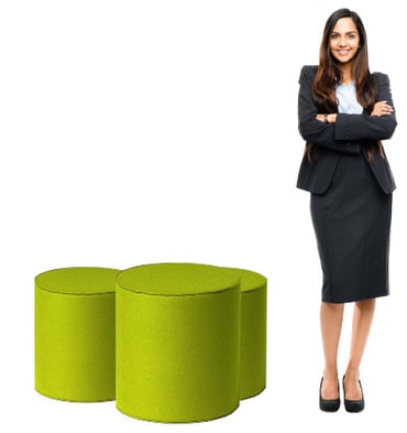 Sitzzylinder | Accessoire und Sitzelement Junge Dame neben 3 Sitzzylindern